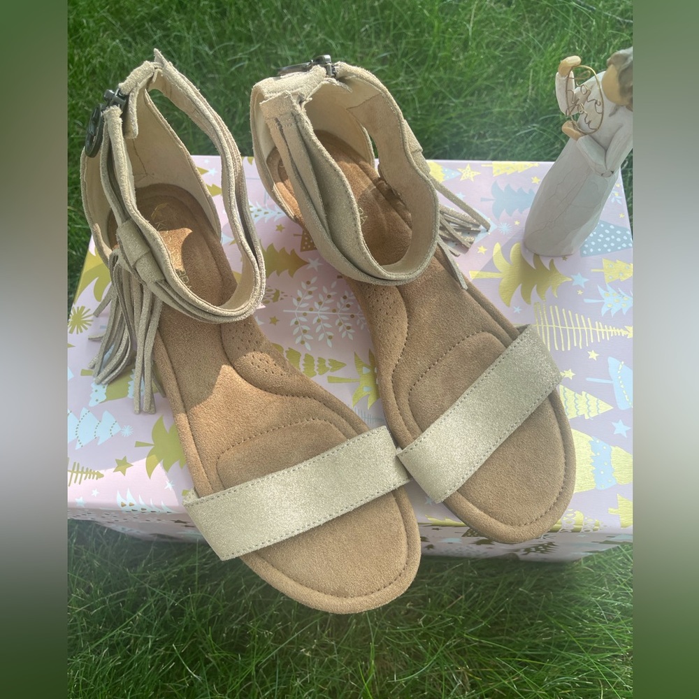 UGG Suede Tassel Wedge Frosted Almond/Tan/Cream Zippered Sandal NWOT Sz 9 - Picture 7 of 12